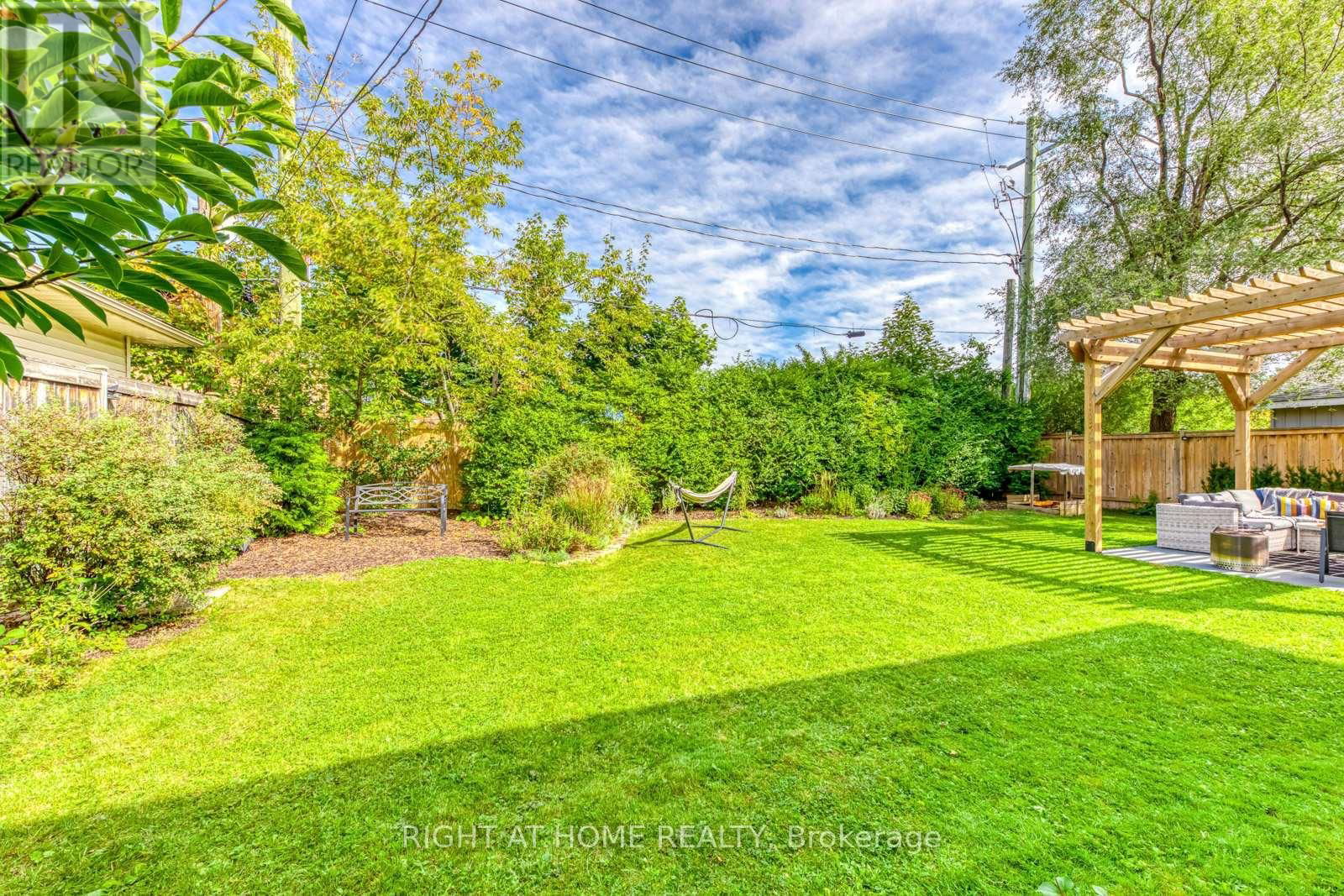 1306 NAPIER CRESCENT Image 44