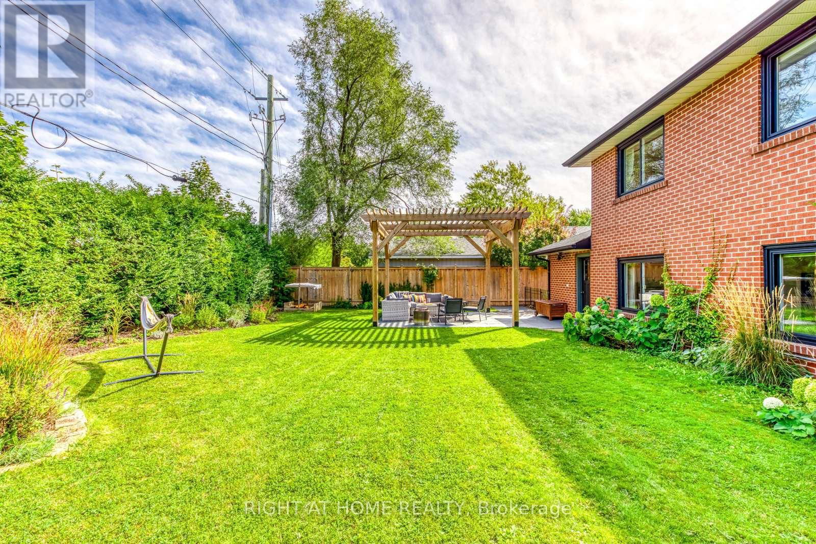 1306 NAPIER CRESCENT Image 45