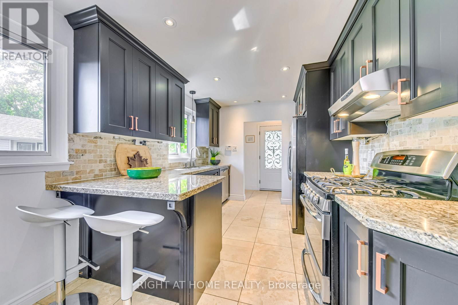 1306 NAPIER CRESCENT Image 8