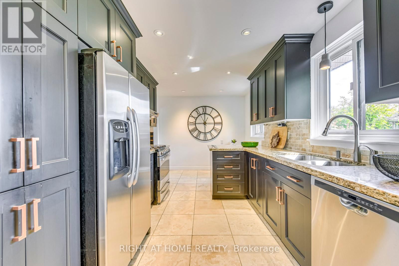 1306 NAPIER CRESCENT Image 9