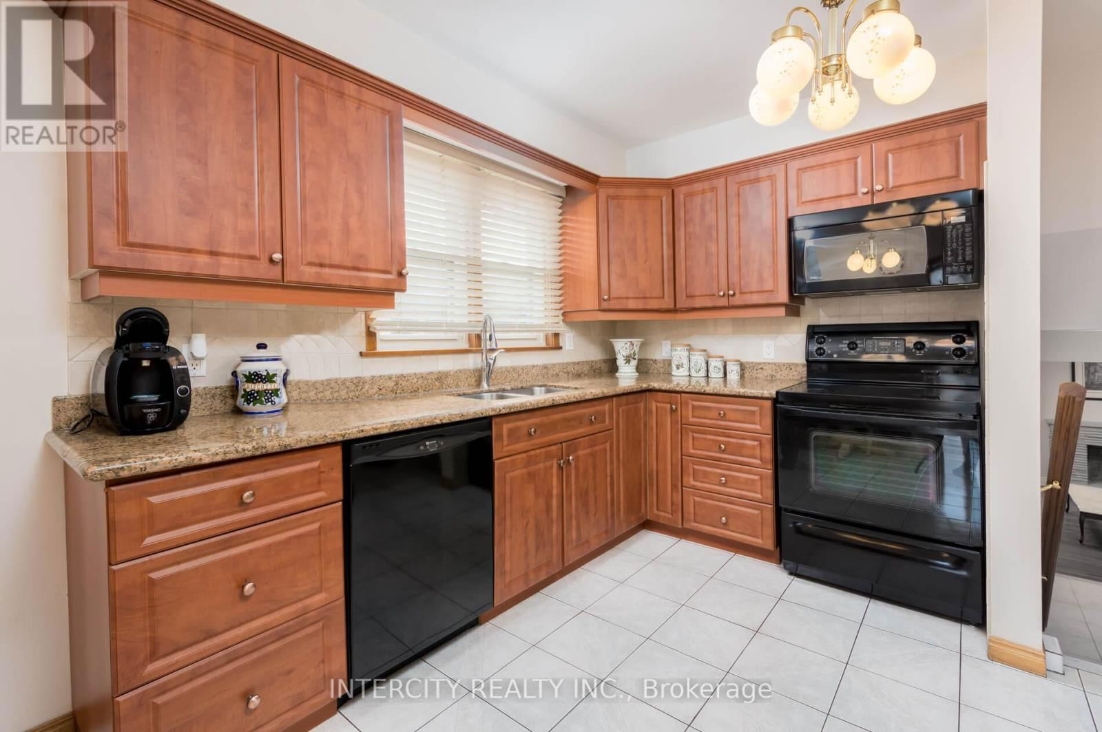 852 GLENCAIRN AVENUE Image 14