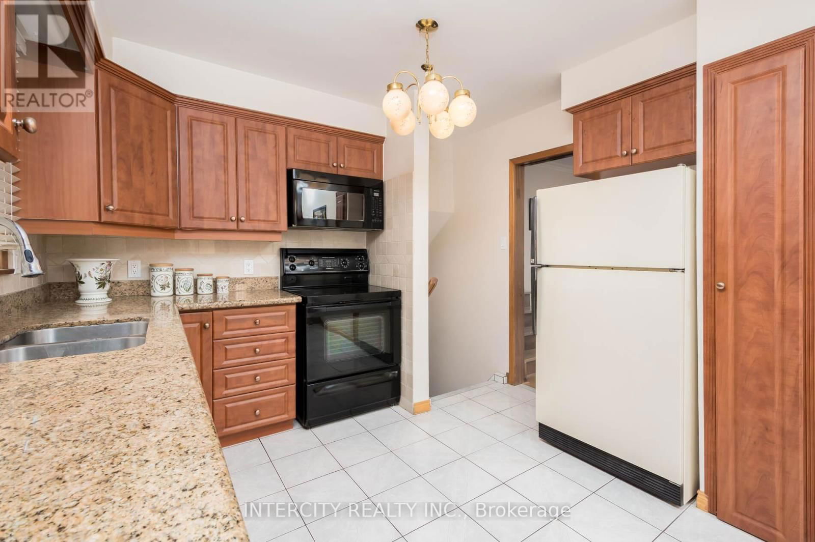 852 GLENCAIRN AVENUE Image 16