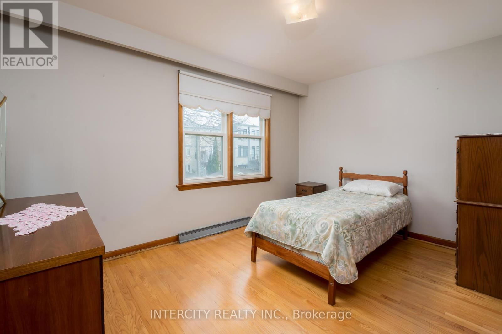 852 GLENCAIRN AVENUE Image 19