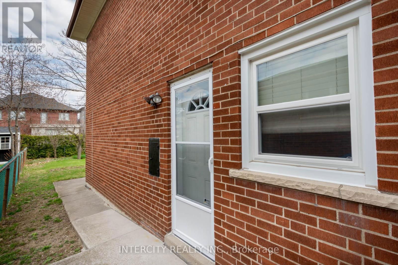 852 GLENCAIRN AVENUE Image 34