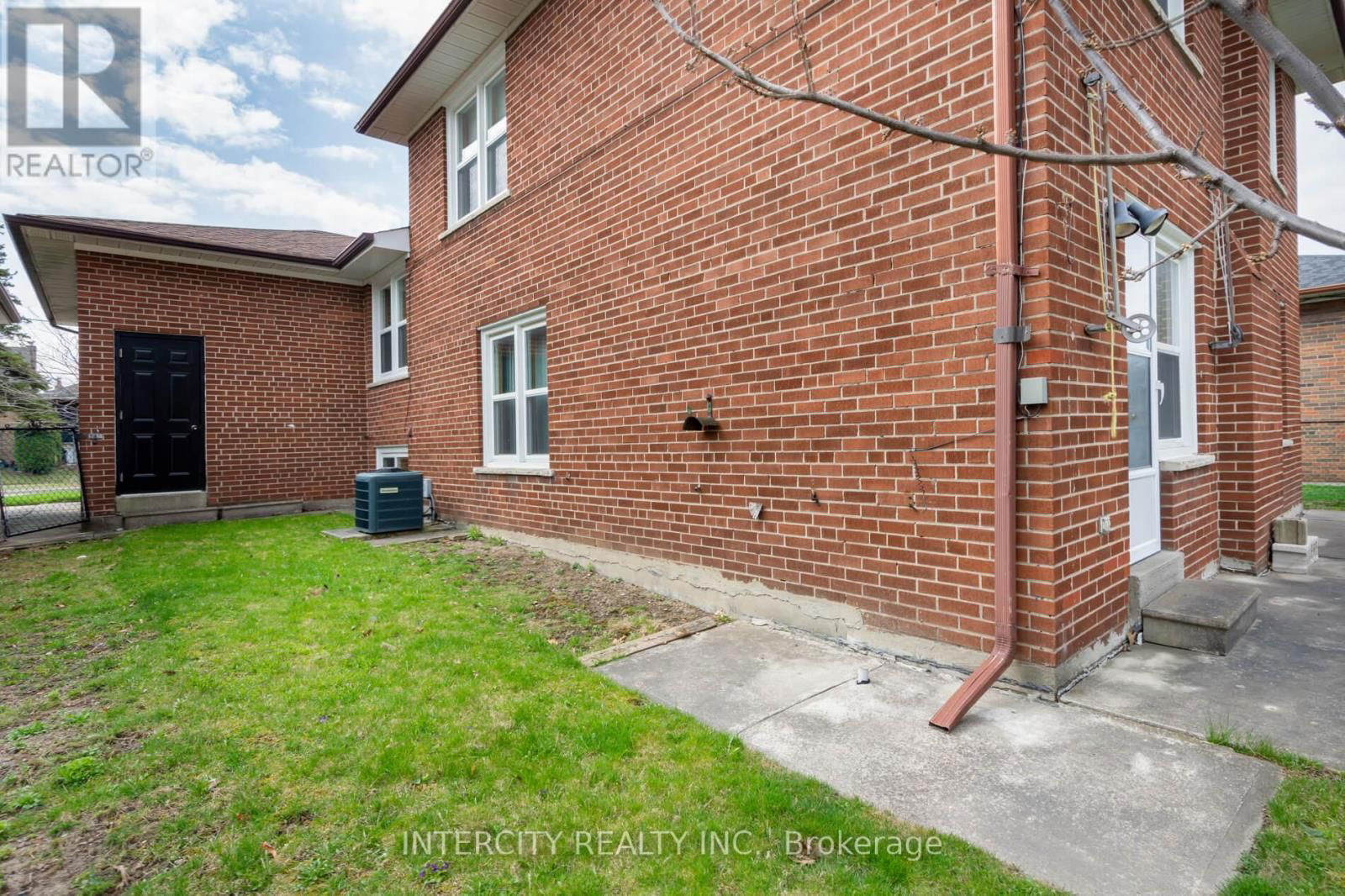 852 GLENCAIRN AVENUE Image 37