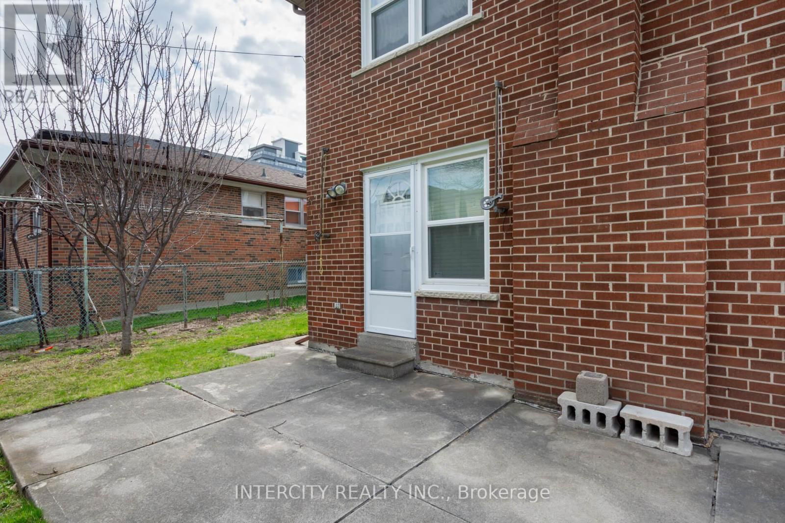 852 GLENCAIRN AVENUE Image 39