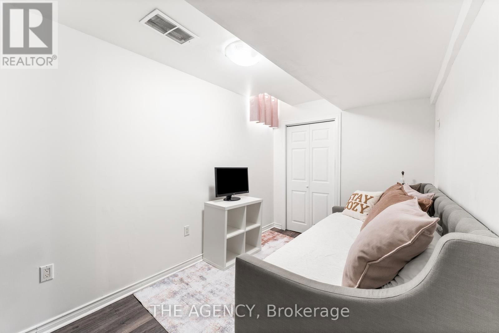 35 - 35 MCMULLEN CRESCENT Image 21