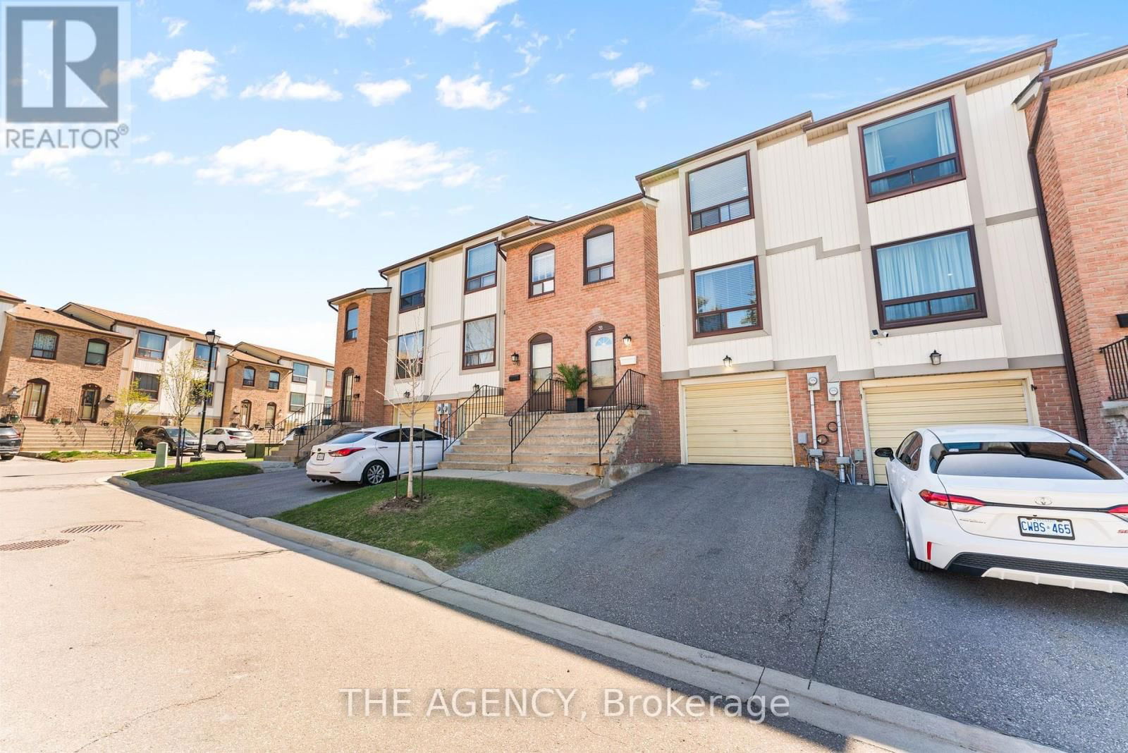 35 - 35 MCMULLEN CRESCENT Image 3