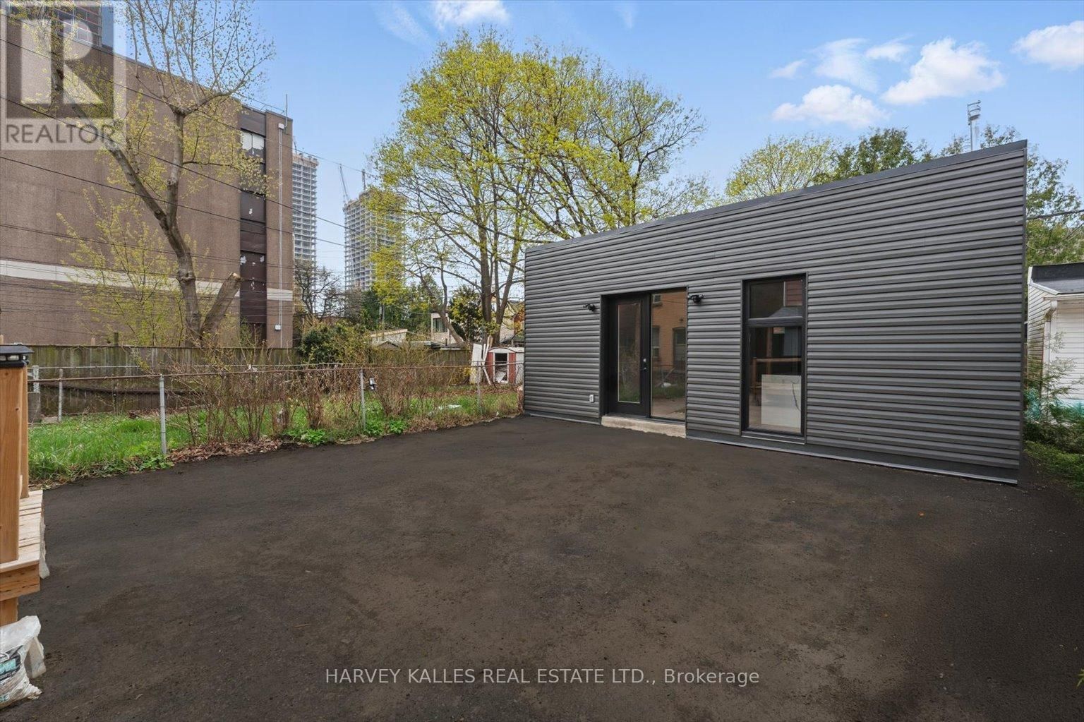 1064 DUFFERIN STREET Image 17