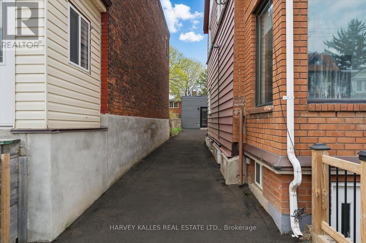 1064 DUFFERIN STREET Image 18