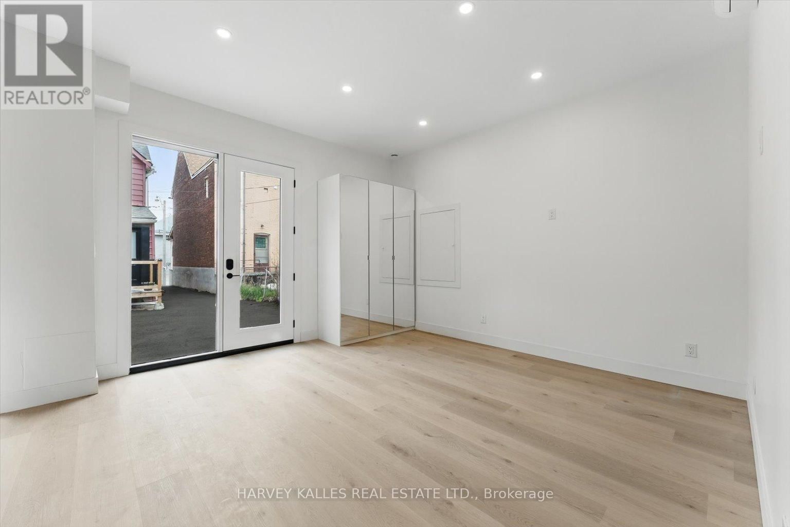 1064 DUFFERIN STREET Image 6