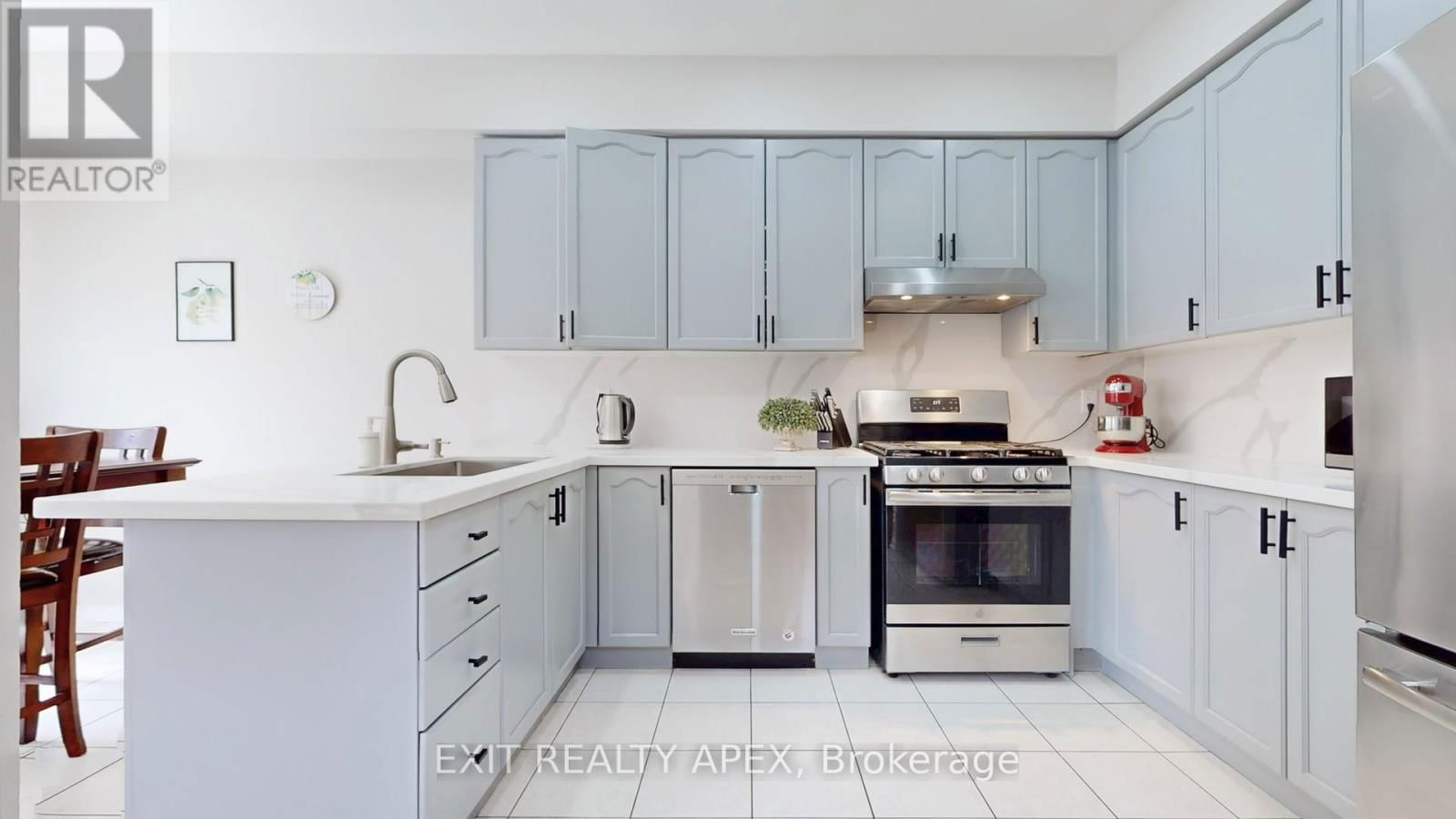 77 COMMODORE DRIVE Image 12
