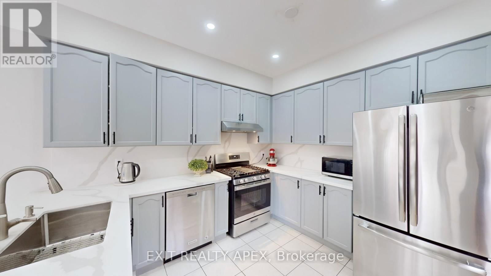 77 COMMODORE DRIVE Image 15