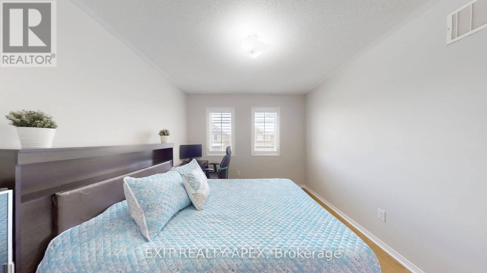 77 COMMODORE DRIVE Image 26