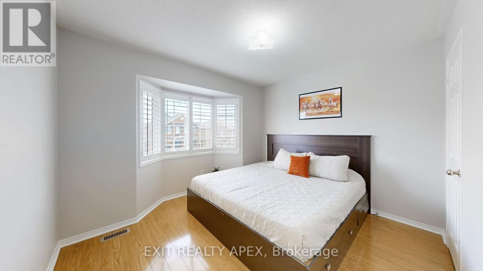 77 COMMODORE DRIVE Image 28