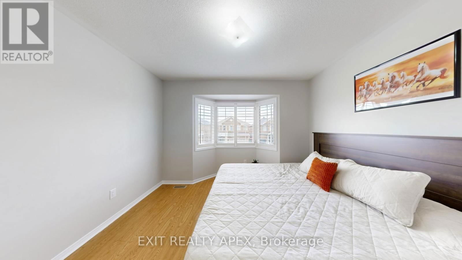 77 COMMODORE DRIVE Image 29