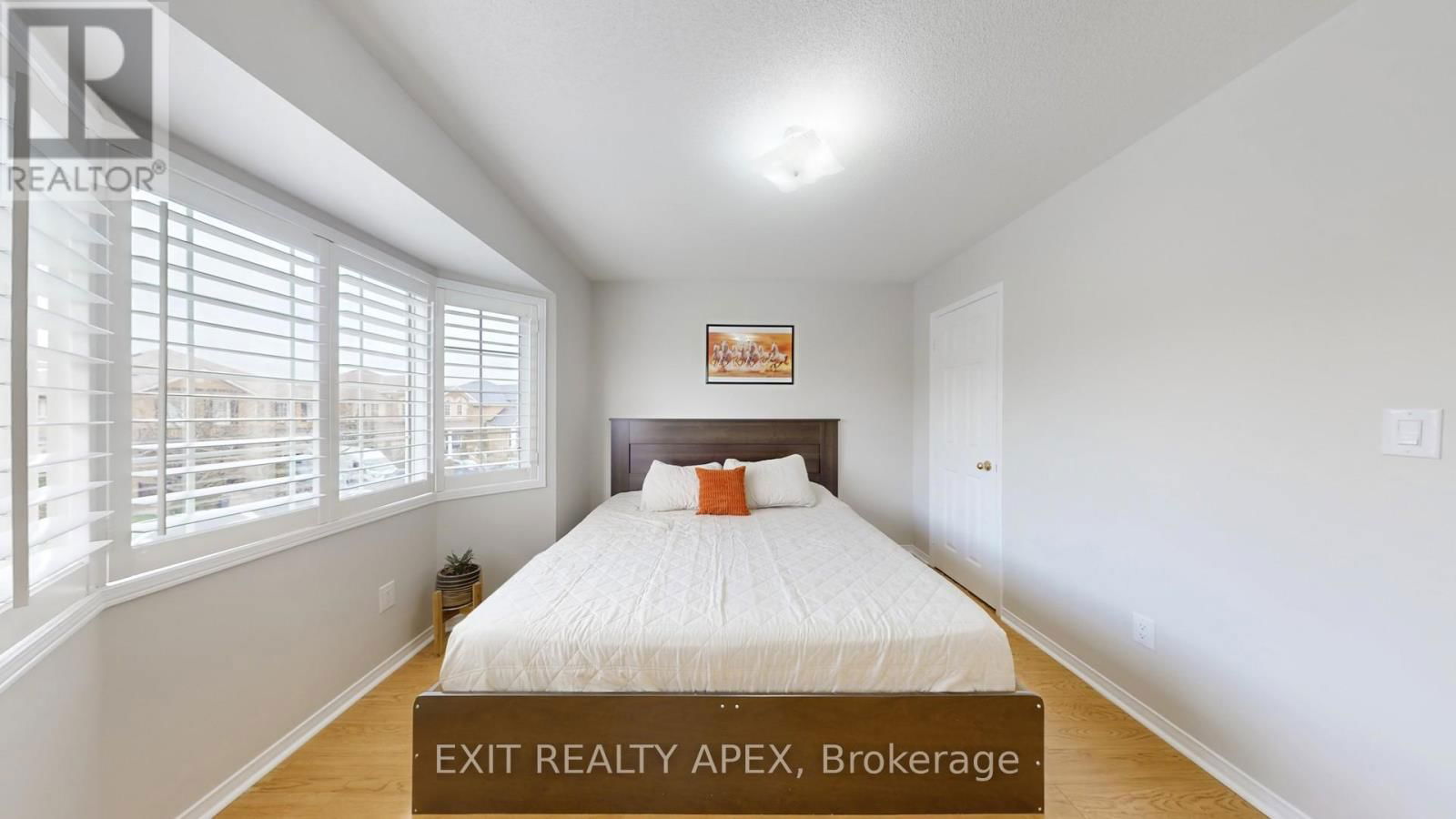 77 COMMODORE DRIVE Image 30
