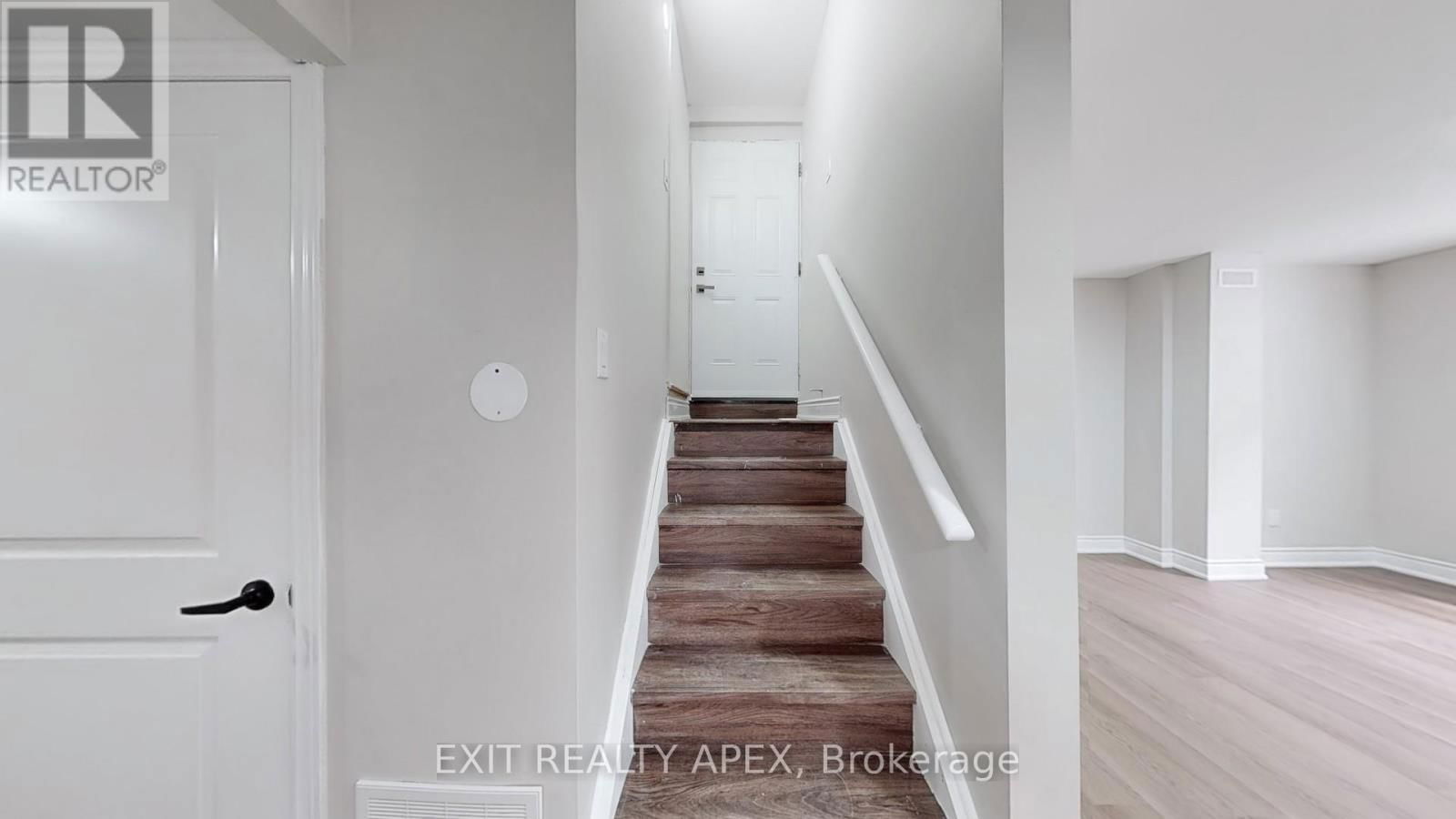 77 COMMODORE DRIVE Image 36