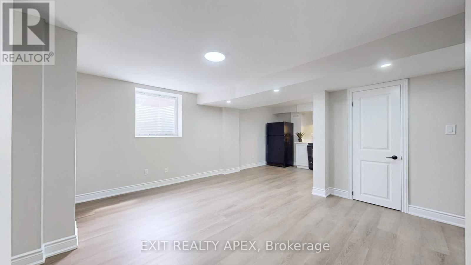 77 COMMODORE DRIVE Image 38
