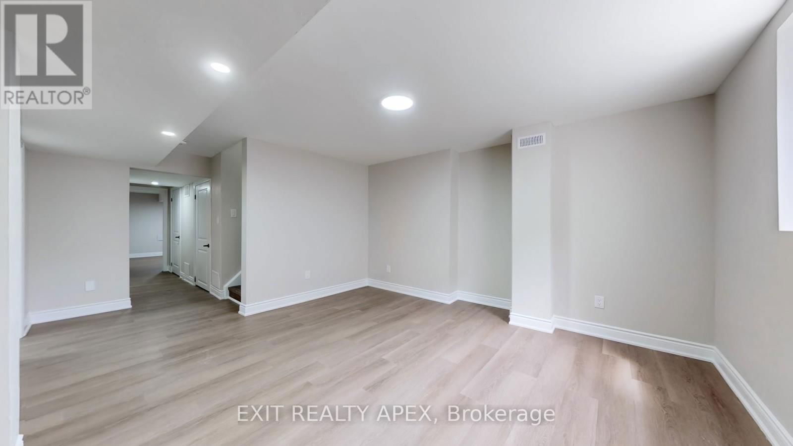 77 COMMODORE DRIVE Image 39