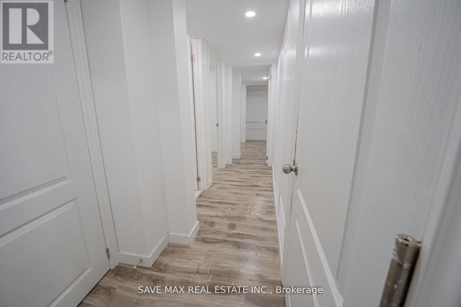 8 JOANNE COURT Image 32