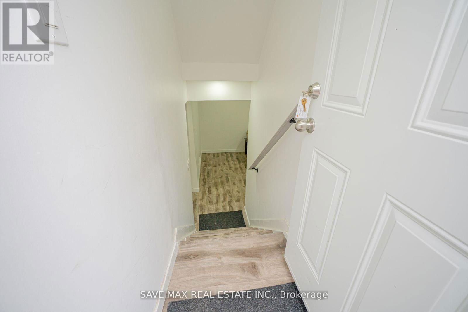 8 JOANNE COURT Image 34