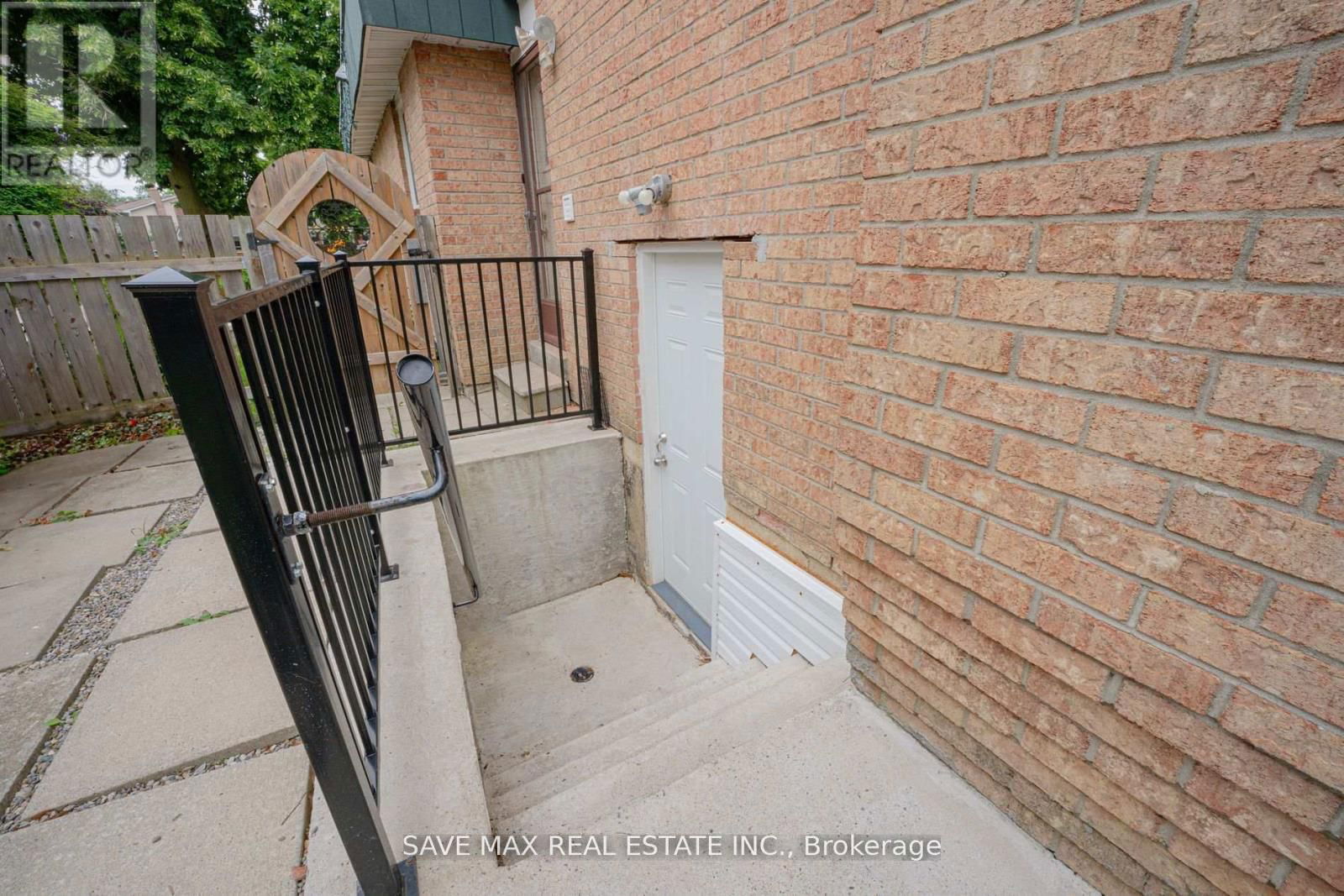 8 JOANNE COURT Image 35