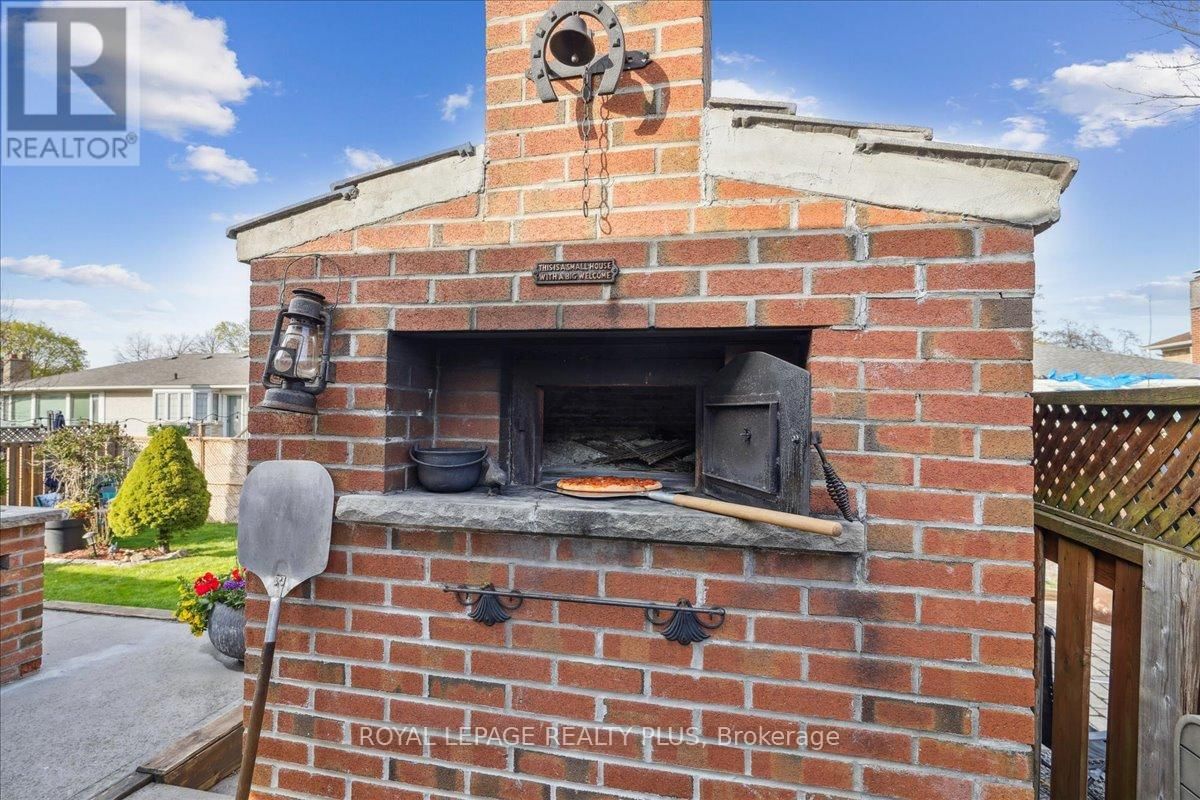 2409 SPEYSIDE DRIVE Image 32