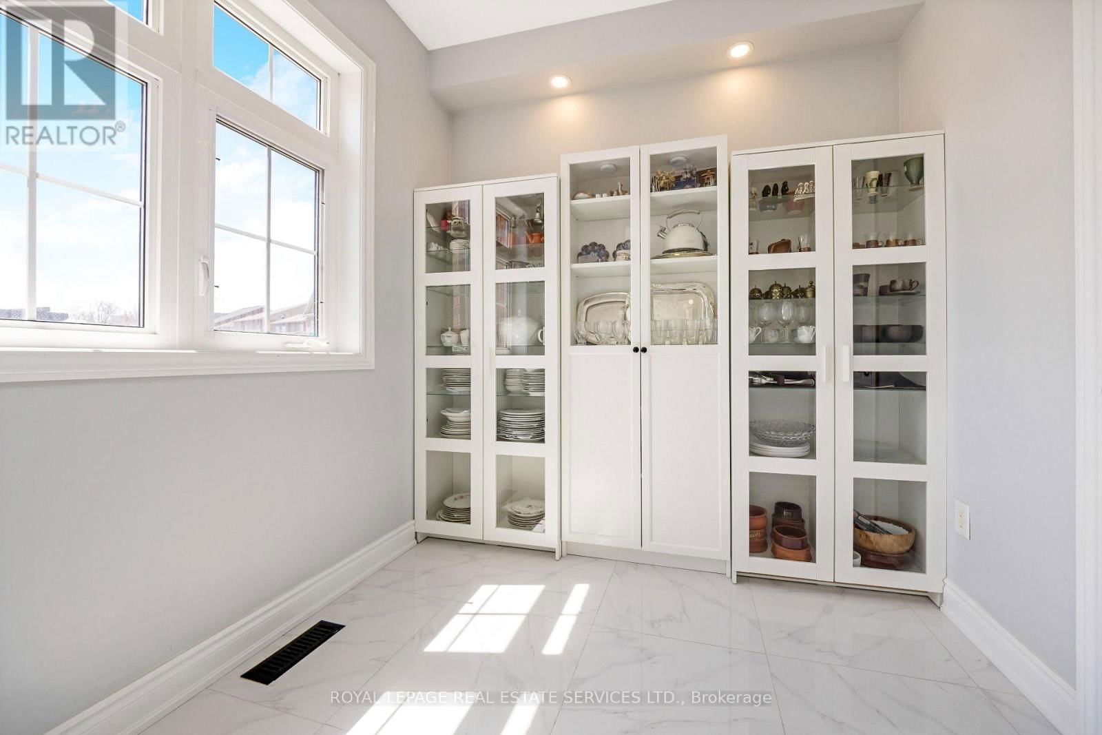 606 NAIRN CIRCLE Image 19