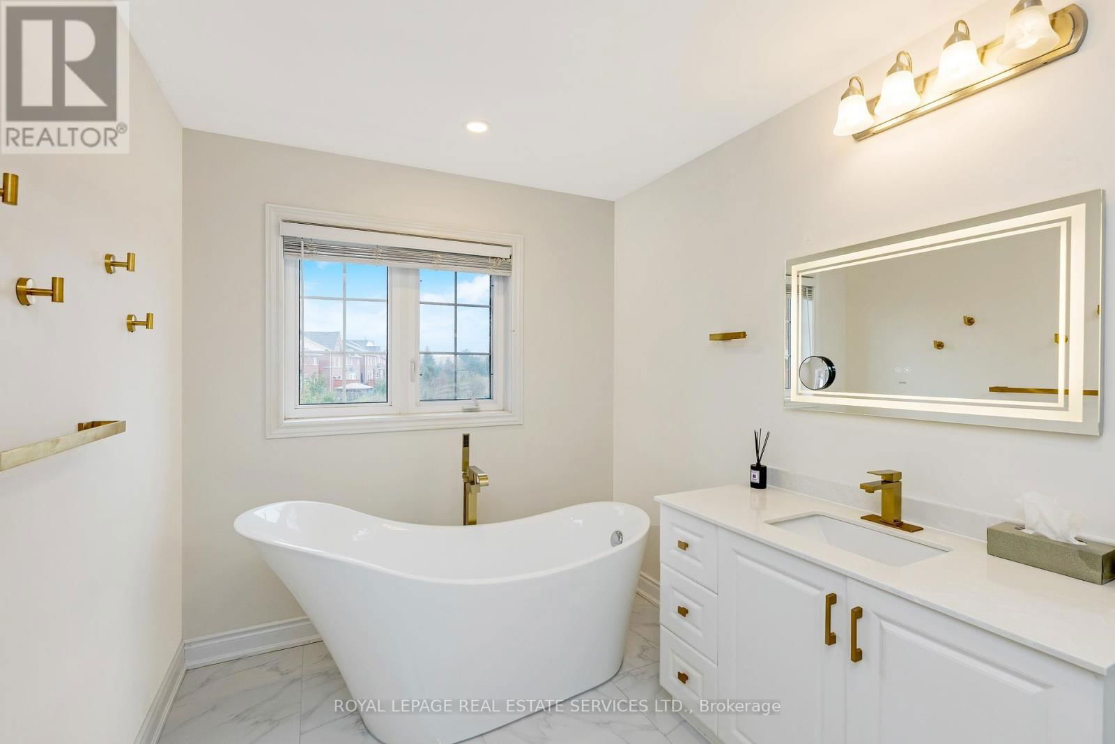 606 NAIRN CIRCLE Image 25
