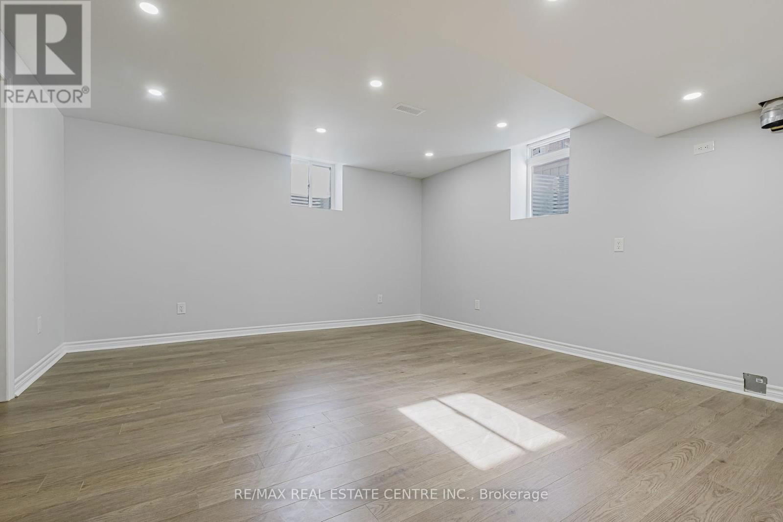 78 HOLLOWGROVE BOULEVARD Image 34