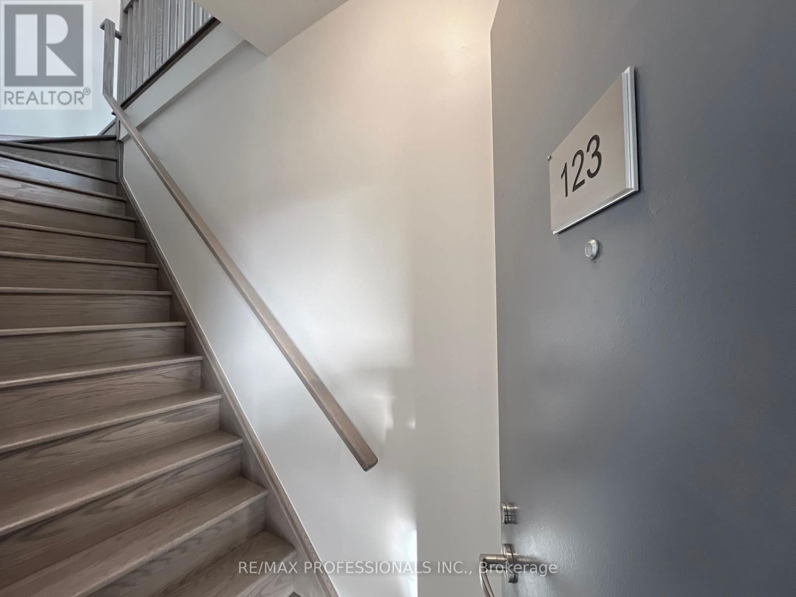 123 - 62 DIXFIELD DRIVE Image 2