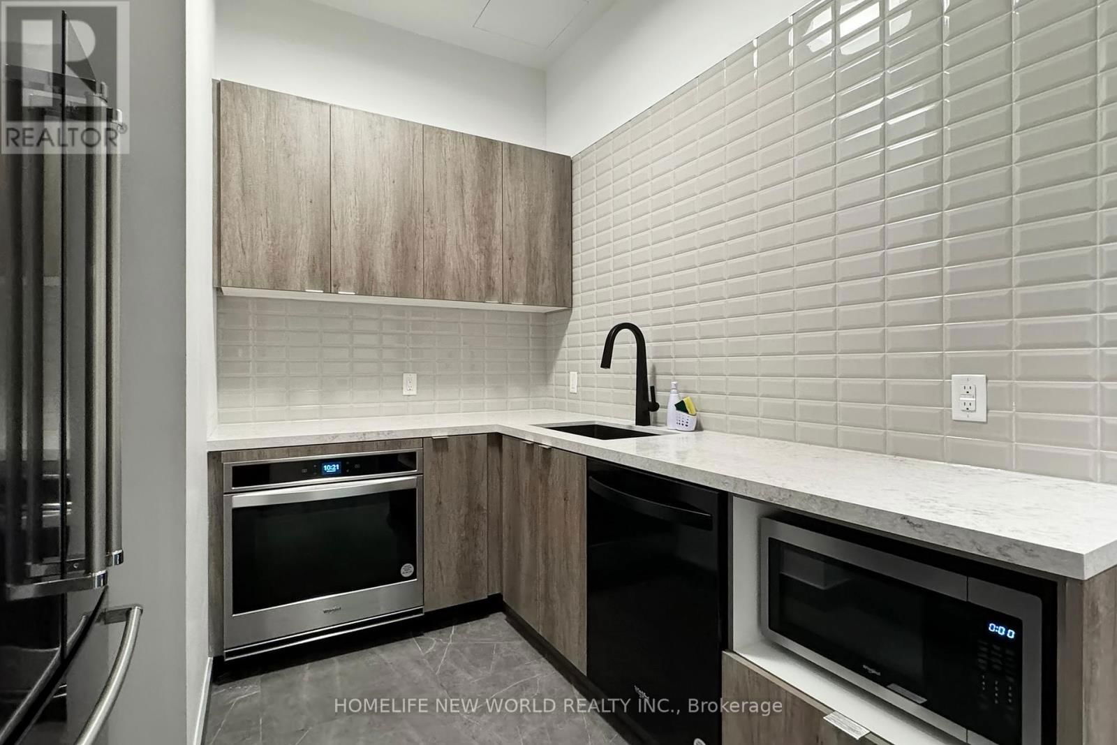 905 - 10 EVA ROAD Image 33