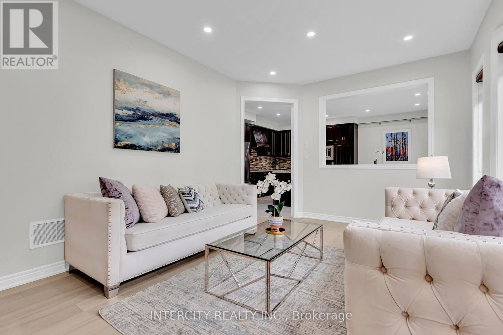 98 LOLA CRESCENT Image 16