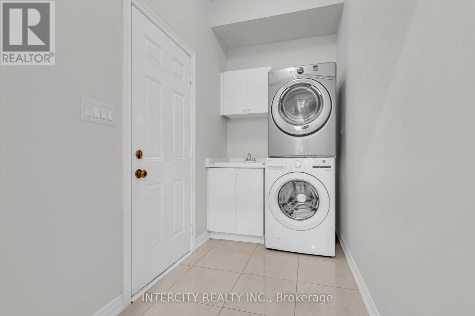 98 LOLA CRESCENT Image 24