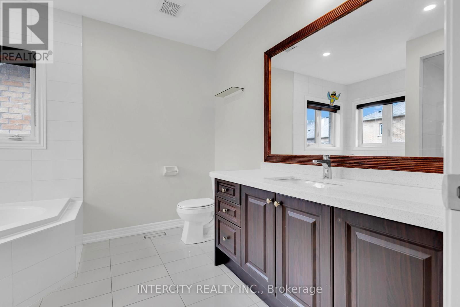 98 LOLA CRESCENT Image 30