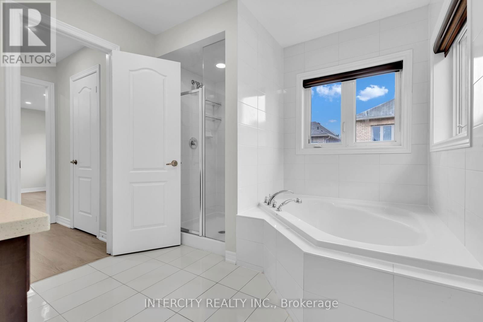 98 LOLA CRESCENT Image 31