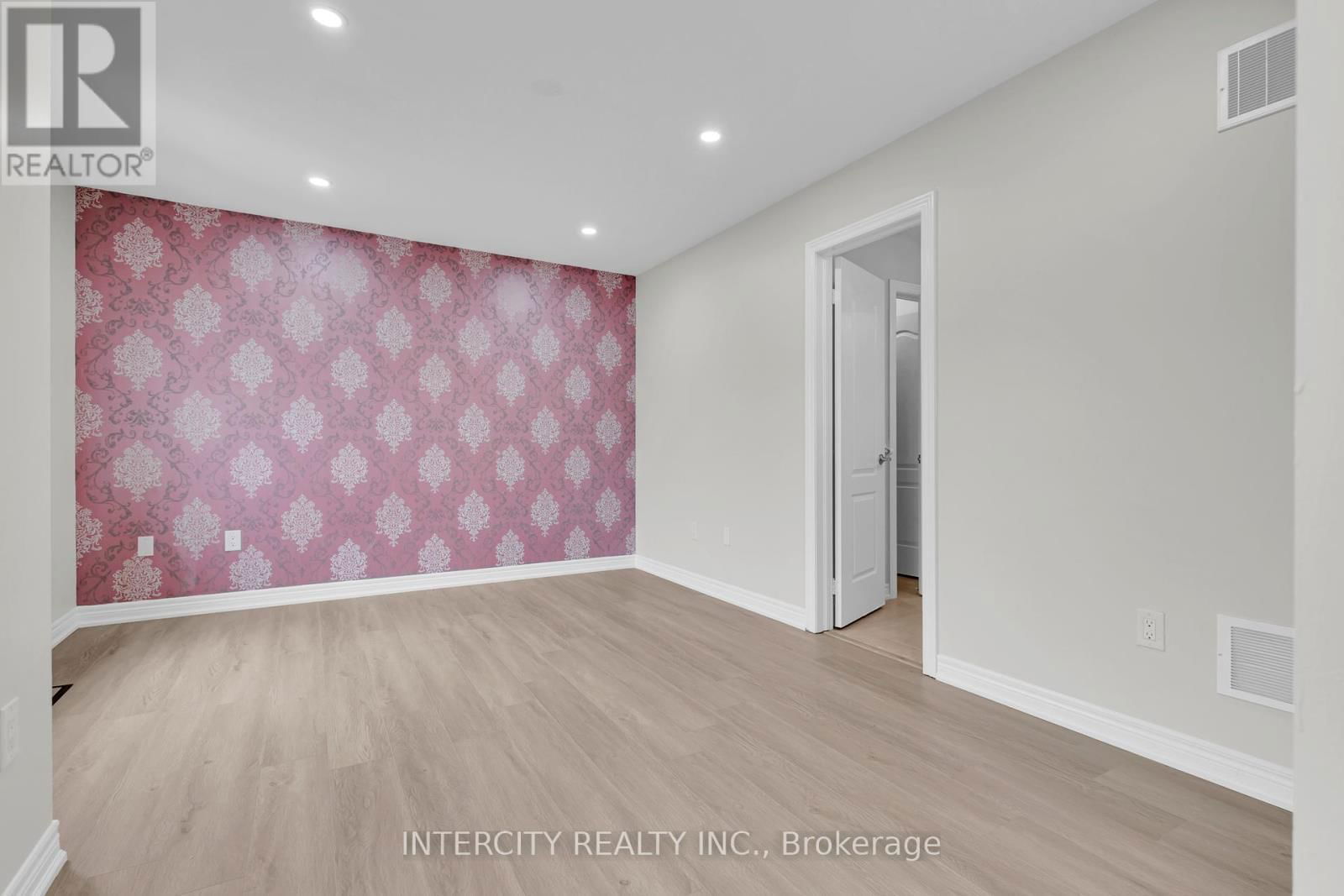 98 LOLA CRESCENT Image 32