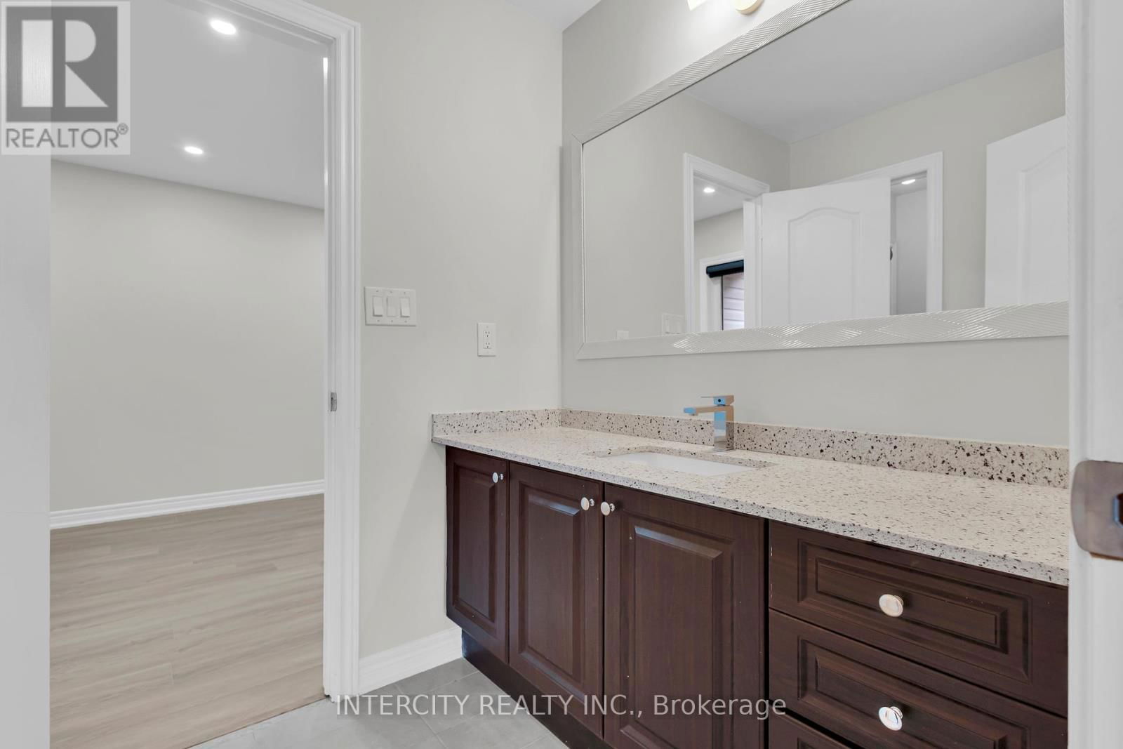 98 LOLA CRESCENT Image 34