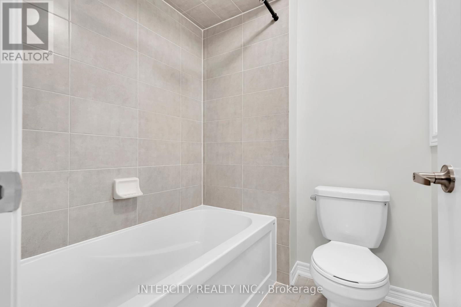 98 LOLA CRESCENT Image 35