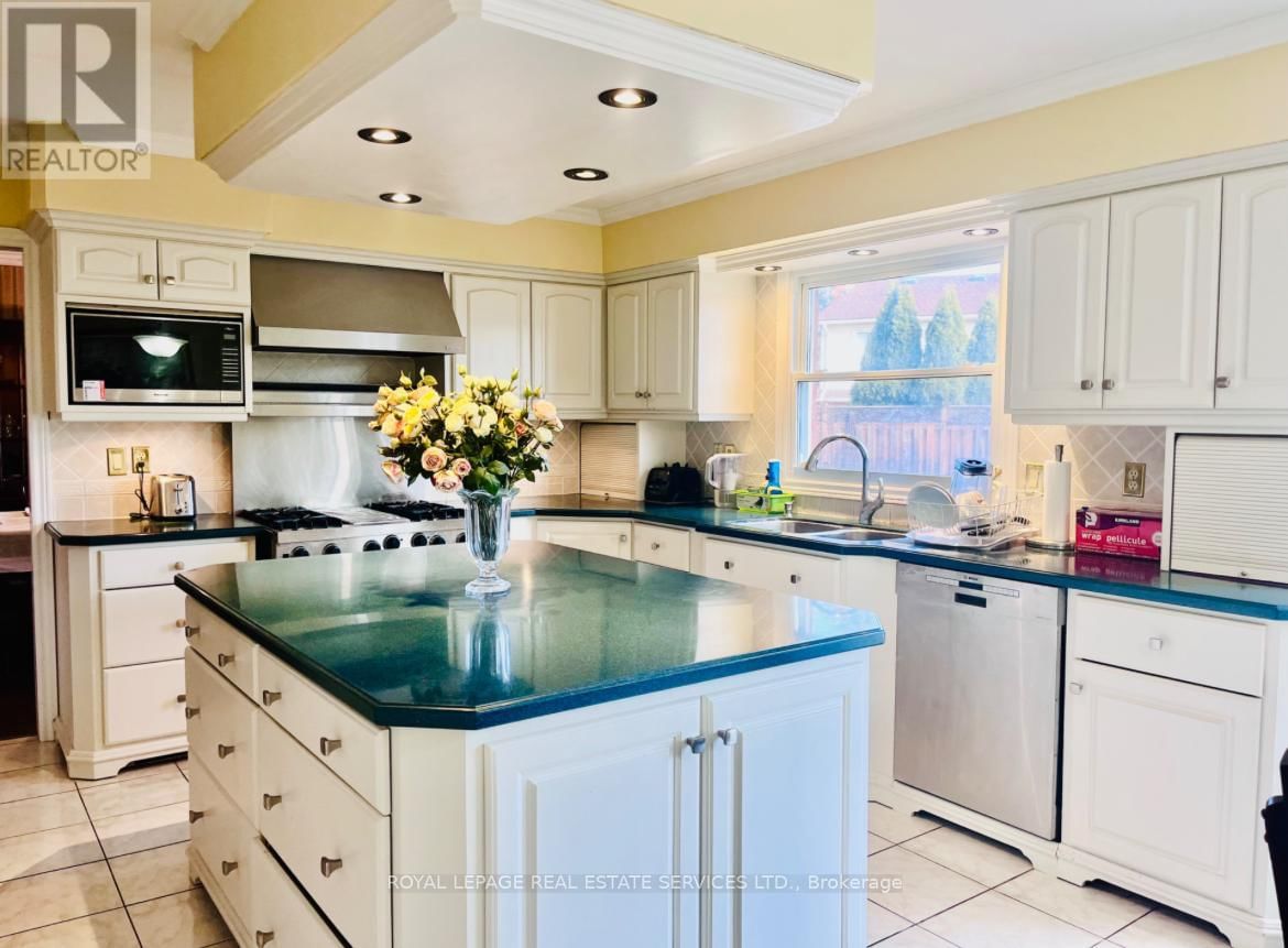 UPPER - 1417 THISTLEDOWN ROAD Image 11