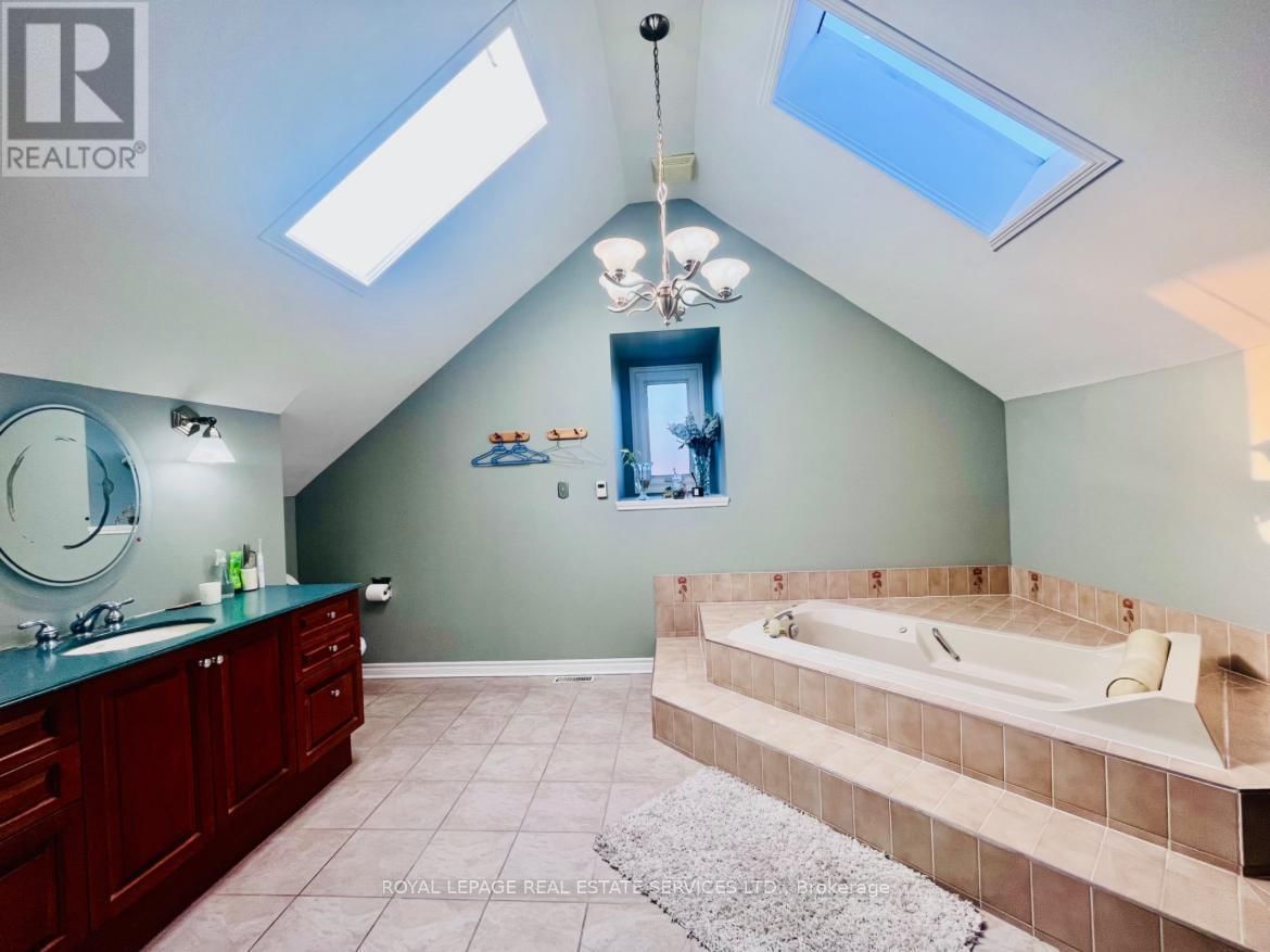UPPER - 1417 THISTLEDOWN ROAD Image 31