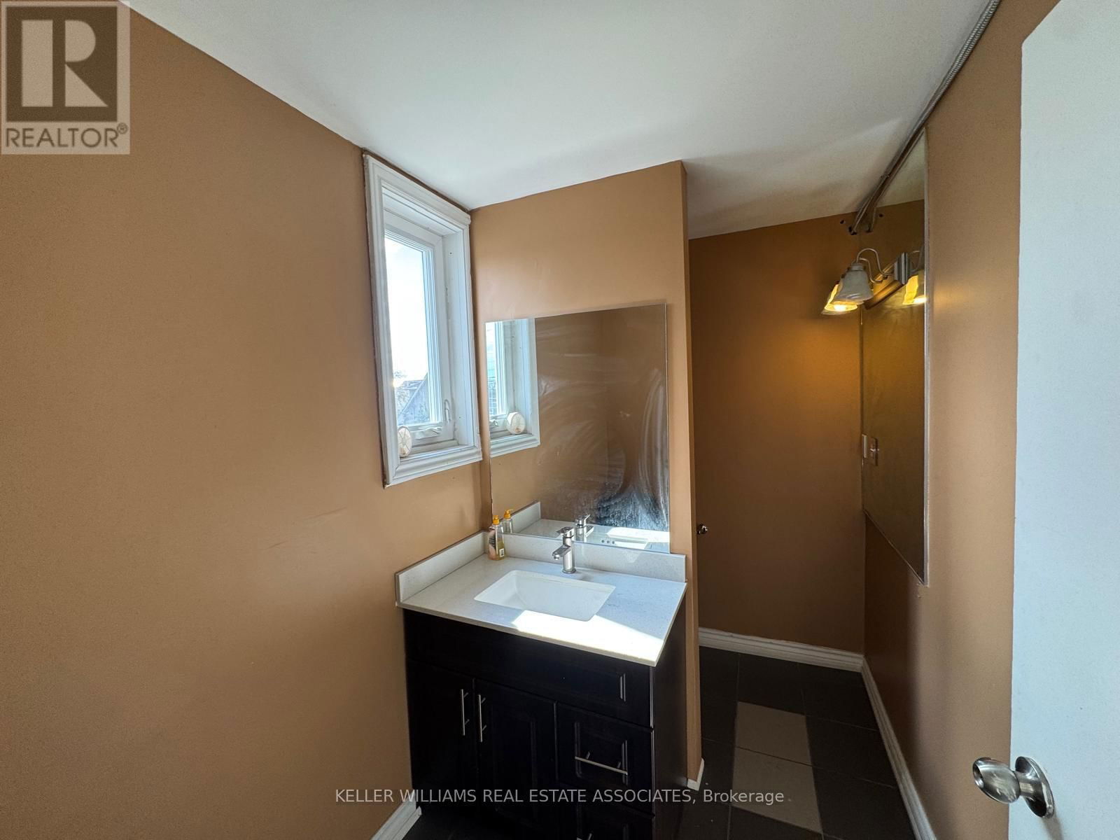 755 LAKESHORE ROAD EAST Image 4