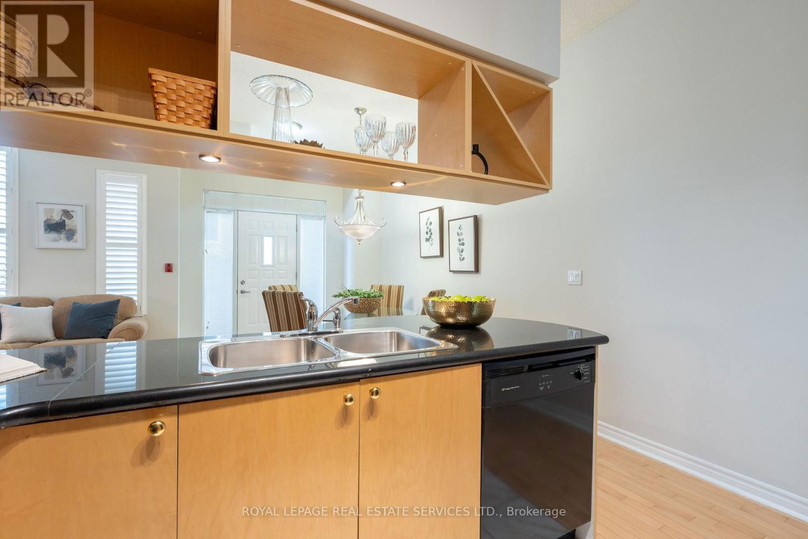 104 - 320 CITY CENTRE DRIVE Image 9