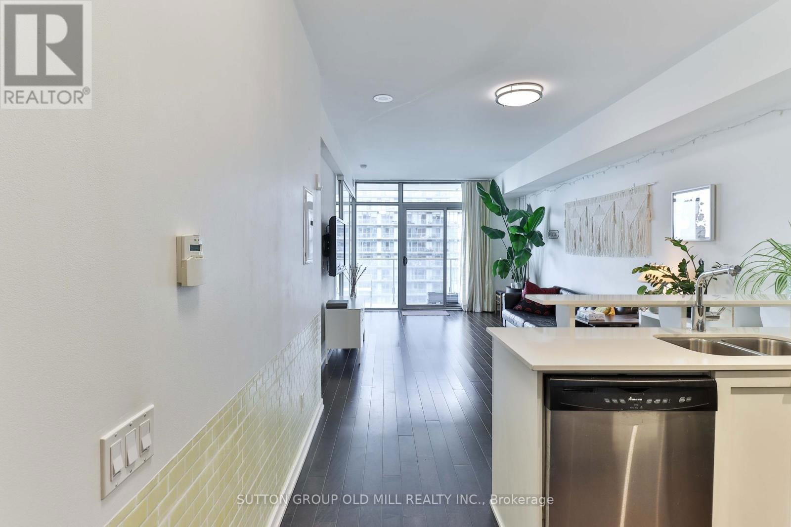 2708 - 103 THE QUEENSWAY Image 3
