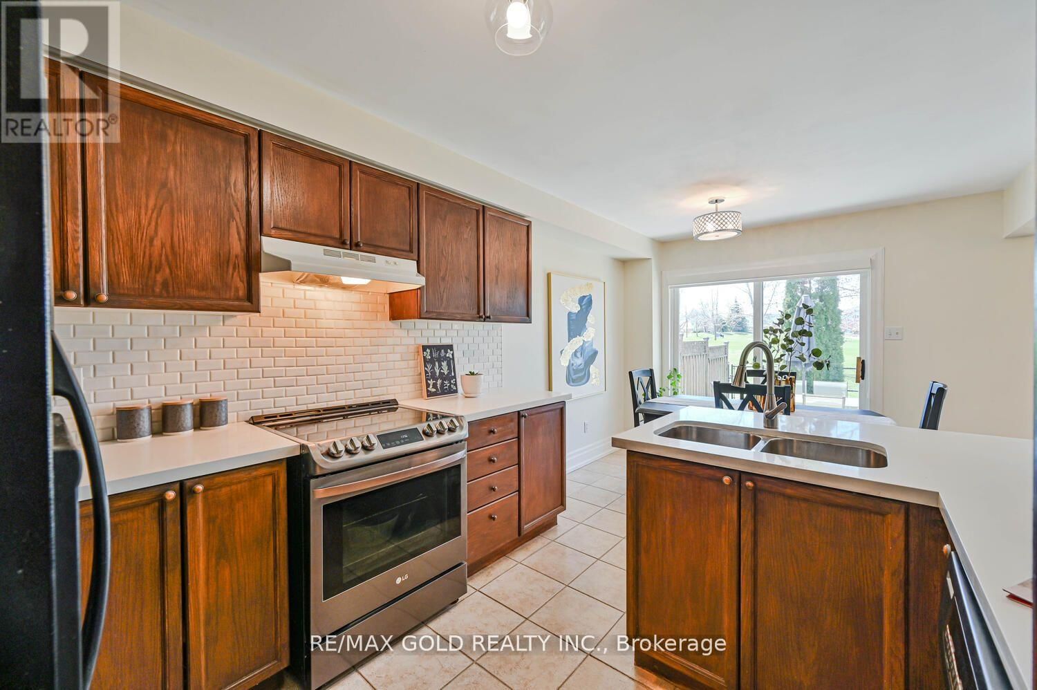 8 WILLOW PARK DRIVE Image 12