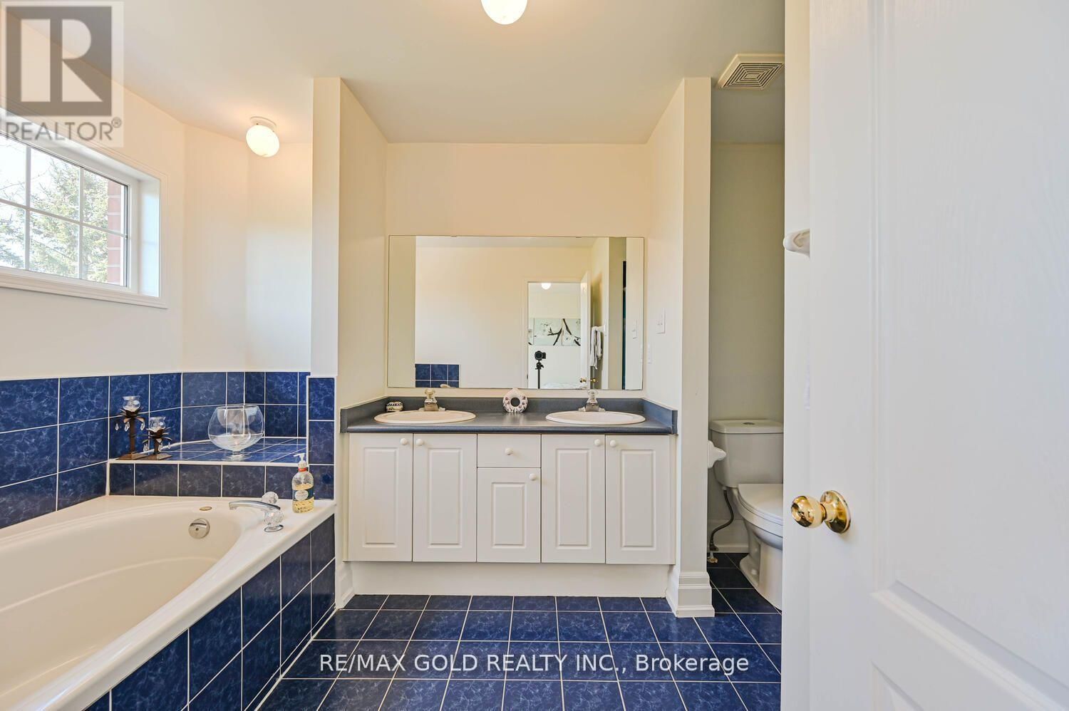 8 WILLOW PARK DRIVE Image 22