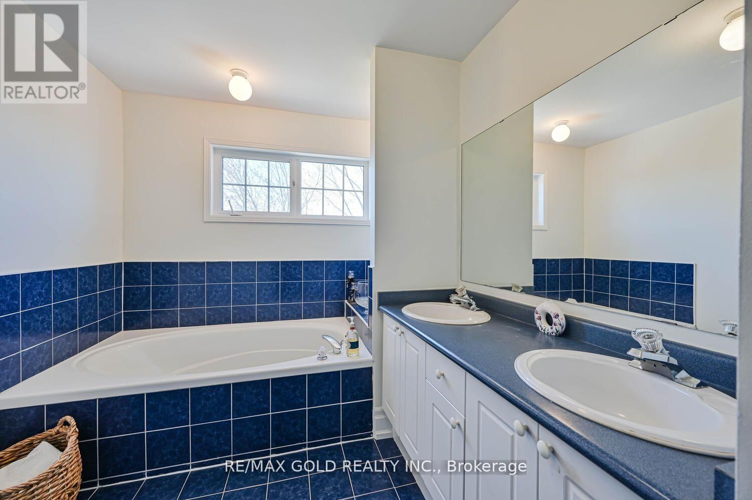 8 WILLOW PARK DRIVE Image 23