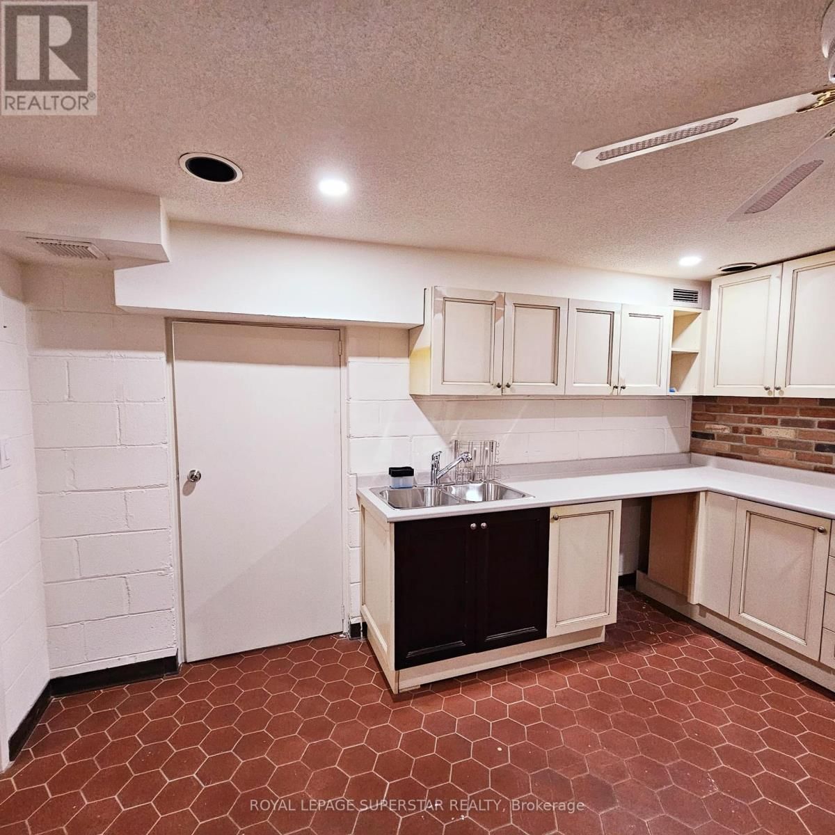 15 QUINBY COURT Image 5
