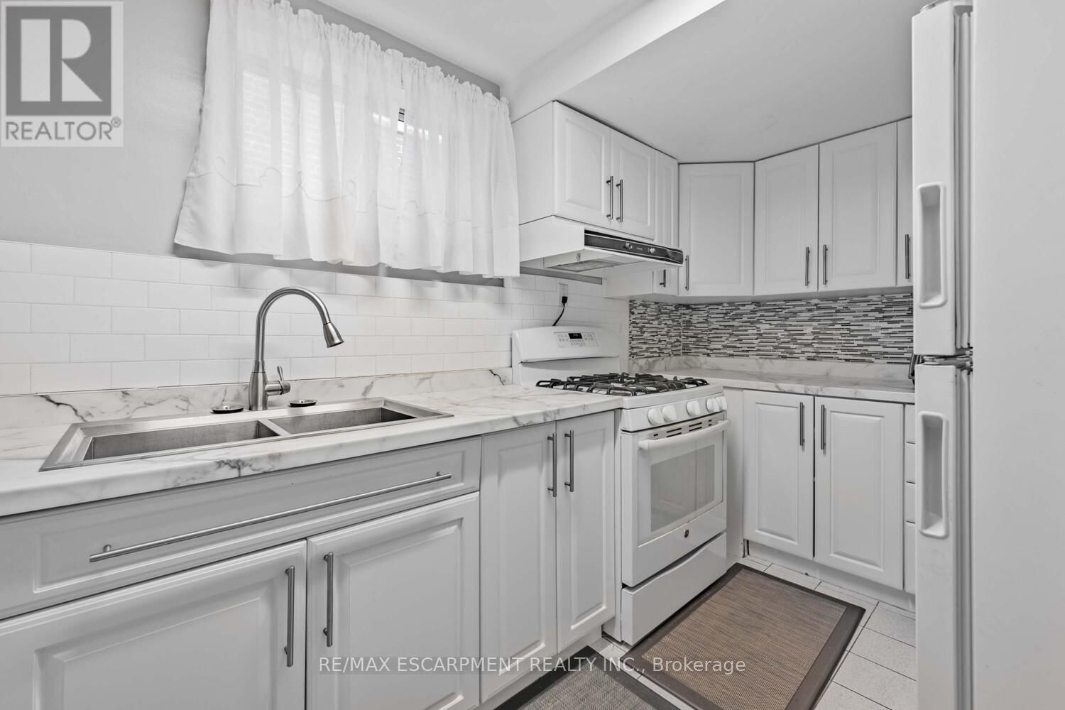 1227 ALEXANDRA AVENUE Image 32